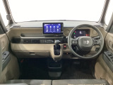 車内は光触媒抗菌消臭施工済です。スタイリッシュなデザインで暖かみのあるインパネ周りを演出します。グローブボックスやカップホルダーのほかにトレーなどたくさんの収納スペースが装備されています。