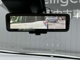 インテリジェントルームミラーです。人や物で視界が遮られてても、車体後部のカメラ映像に切り替えることにより、クリアな後方視界を実現しています。