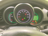 視認性の高いメーター類が配置され、運転に必要な情報を的確に把握できます。運転に集中できる、シンプルで使いやすいデザインです。