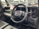 運転席からの視界は広く、運転操作もスムーズに行えます。快適なドライビングをサポートする機能的な空間です。長距離運転も安心です。
