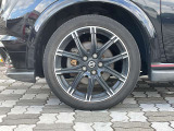 純正アルミホイール。タイヤサイズは225/45R18です。