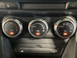 空調スイッチ類は最近流行のタッチパネル式ではなく、運転中でも直感的に操作できるダイヤル式を採用しております。