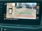 アラウンドビューカメラとパークディスタンスコントロール。前後バンパーに設置されたセンサーが障害物を検知するとセンサーが発動、障害物との距離感をディスプレイで視認することができます。