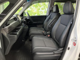 運転席からの眺めは良好で、周囲の状況を把握しやすいです。操作性にも優れた設計で、快適なドライビングをサポートします。