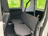 後部座席からの眺めも良く、開放感があります。会話も弾みやすく、楽しいカーライフを演出します。