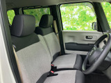 広々とした室内空間で、ゆったりとくつろげる運転席。快適なドライブをサポートする空間です。