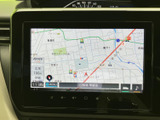 目的地までスムーズに案内。高精細な地図が運転をサポートします。周辺情報も確認できるので、お出かけがさらに楽しくなりますね。