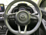 握りやすいステアリングは、操作性も高く、快適なドライビングをサポート。長時間の運転でも疲れにくい設計です。