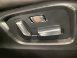 運転席にはパワーシートを装備!シート位置を記憶するメモリー機能付きなのでご夫婦で2名分セットすると便利です♪