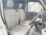 運転席まわりには十分なスペースがあり、大柄な方でもゆったり運転していただける環境です。