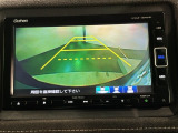 リバースギアに入れるだけで後方の表示へ切り替わります。夜間や雨の日の駐車も楽になりますよ。