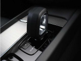 チャコールカラーのシフトノブ。スウェーデンならではのモダンな感覚にあふれるラグジュアリー感。そのスタイリッシュなエクステリアには、都市のライフスタイルに自然に溶け込むセンスが息づいています。