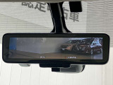【インテリジェント ルームミラー】車両後方のカメラ映像をミラー面に映し出すので、車内の状況や、天候などに影響されずいつでもクリアな後方視界が得られます!