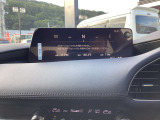 【マツダコネクト】  オーディオ操作、車両装備、ナビ案内など、統合的にモニターできる見やすいサイズのディスプレイです。