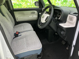運転席からの視界は広く、運転操作もスムーズです。シートの素材も肌触りが良く、長距離運転でも疲れにくいでしょう。