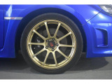 社外18インチアルミホイールです。タイヤサイズは245/40R18です。