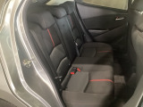 人間が歩行時に行っている「頭部の安定(目線の安定)」を車内でも再現する為、骨盤を支えて姿勢を崩しにくくするシート設計が取り入れられています!