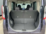 バックドアは大きく開きます。定員乗車時でも十分広いラゲッジスペースを確保しています。