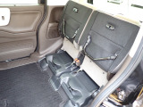 ◆チップアップ&ダイブダウン機構付【ULTR SEAT】は後席座面を左右分割で跳ね上げることができます。トランクで積載できない背の高い荷物をラクラク収納できます。ホンダ車ならではの人気装備です。