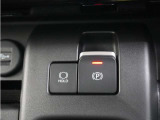 電子制御パーキングブレーキ搭載で指一本で簡単に操作することができます。さらに停車中に、ブレーキペダルを踏み続けなくても、自動的にブレーキを保持する機能である、オートマチックブレーキホールド付きです。