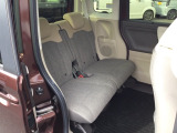 スライドドアだから、隣の車との距離が近い駐車場でも安心。チャイルドシートへの乗せ降ろしや、大きな荷物の積み込みもストレスなく行えます。