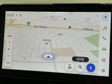 見やすい地図画面で、運転中の道案内も安心です。周辺情報も確認でき、目的地までの最適なルートを検索できます。