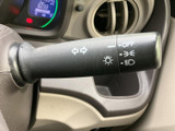 操作しやすい位置に配置されたウインカーレバーで、スムーズな車線変更や右左折をサポートします。直感的に操作できるので安心です。