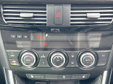 【左右独立型フルオートエアコン】運転席と助手席でそれぞれお好みの温度に設定可能。同乗者にも配慮した、快適な空調をお届け致します。