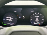洗練されたデザインのメーターパネルが、運転席に上質な空間を提供します。必要な情報を分かりやすく表示し、安全運転をサポートします。また、高い視認性も実現しています。
