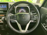 握りやすいステアリングは、運転操作をスムーズにします。操作性にも優れており、運転の楽しさを高めます。