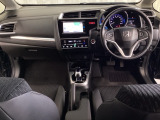 車内は光触媒抗菌消臭施工済です。インパネ周りはスタイリッシュなデザインです。グローブボックスやカップホルダーのほかにトレーなどたくさんの収納スペースが付いています。