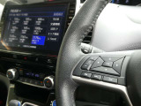 オーディオの音量や車両安全装備などの車両情報を手元で操作できるハンドルスイッチ付き。