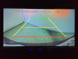 ギヤをR(バック)に入れるとナビの画面に後ろの映像が映るリアカメラ付です。後退時、コンディションが悪い視界でもカラーバックモニターがドライバーをサポートします。