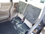 ◆チップアップ&ダイブダウン機構付【ULTR SEAT】は後席座面を左右分割で跳ね上げることができます。トランクで積載できない背の高い荷物をラクラク収納できます。ホンダ車ならではの人気装備です。