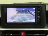 車両後方の映像を映すバックモニター。進路を確認しながら安全に車庫入れできます。