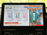 停車中には、地上デジタル放送を楽しめます。休憩時間にニュースや番組をチェックして、リフレッシュできますよ。移動時間を有効活用できます。