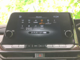 多様な音源に対応し、上質なサウンドを演出します。お好みの音楽を楽しみながら、快適なドライブシーンを演出してくれるでしょう。操作も直感的に行えます。