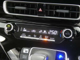 【オートエアコン】車内温度を感知して自動で温度調整をしてくれるのでいつでも快適な車内空間を創り上げます!どの席に座っても快適なドライブが楽しめます♪