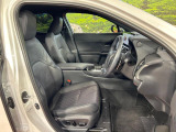 運転席まわりには十分なスペースがあり、大柄な方でもゆったり運転していただける環境です。