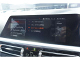 高精細ワイド・ディスプレイ: 視認性に優れた大型タッチパネルを採用。ナビゲーションだけでなく、エンターテインメント機能も鮮明に表示します。