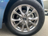 185/65R15のアルミホイール。デザインもさる事ながら、重量軽減と立体感を与えられた贅沢なアルミホイールです!