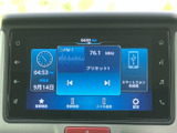 鮮やかなディスプレイが、ドライブをより一層楽しく演出。ラジオや音楽、様々な情報を手元で快適に操作できます。使いやすさを追求したインターフェースです。