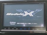 高精細なディスプレイが、快適なドライブをサポート。様々な機能が直感的に操作でき、長距離移動もストレスなく楽しめます。情報もひと目で確認できます。