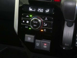 【オートエアコン】車内温度を感知して自動で温度調整をしてくれるのでいつでも快適な車内空間を創り上げます!どの席に座っても快適なドライブが楽しめます♪