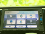 CDやラジオ、SDカードなど、多彩なメディアに対応。お好みの音源を選んで、ドライブタイムを盛り上げましょう。直感的な操作性も魅力です。
