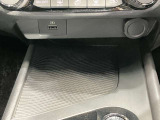 USBソケットで車内でもスマホの充電ができます♪