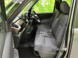 運転席周りはシンプルで使いやすくまとめられています。必要な情報が視認しやすい配置となっており、安全運転をサポートします。