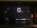 デジタル表示のスピードメーターとタコメーター、燃費やオドメーターなどの表示の他に、ホンダセンシング機能などの表示もできる多機能なマルチインフォメーション・ディスプレイです。