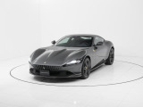 コーンズ名古屋ショールームでは1階に最新モデルの展示とコンフィグレーションルーム、2階には中古車展示エリアとラウンジを配し、最新CIのもとフェラーリをご覧いただけます。