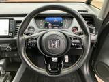 握りやすいステアリングで、快適な運転体験を。操作スイッチも配置され、運転中でも直感的に操作できます。操作感も確かめてみてください。